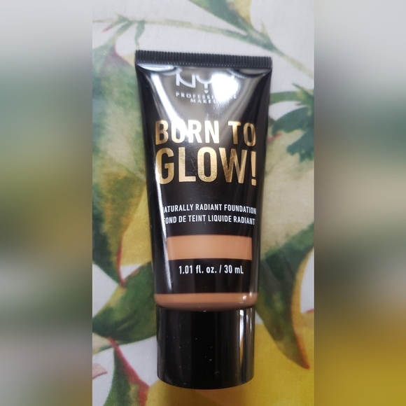 NWT NYX Born To Glow Naturally Radiant Foundation - Picture 2 of 4